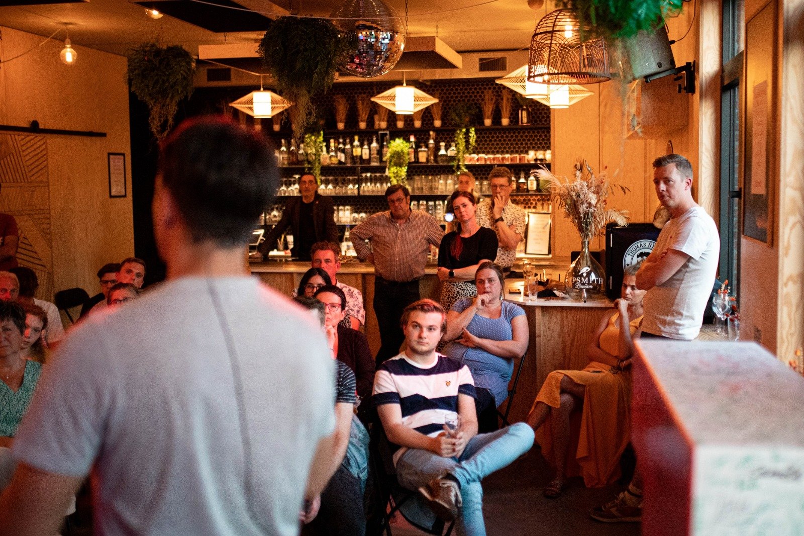 Tijdens een boekvoorstelling in een café in Turnhout.